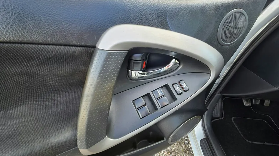 TOYOTA RAV4 -