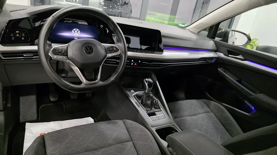 VOLKSWAGEN Golf -