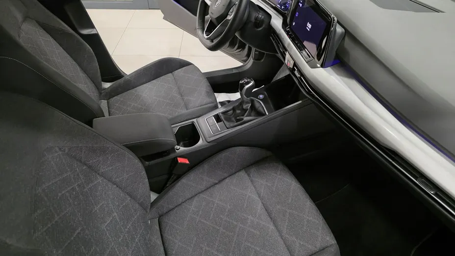 VOLKSWAGEN Golf -