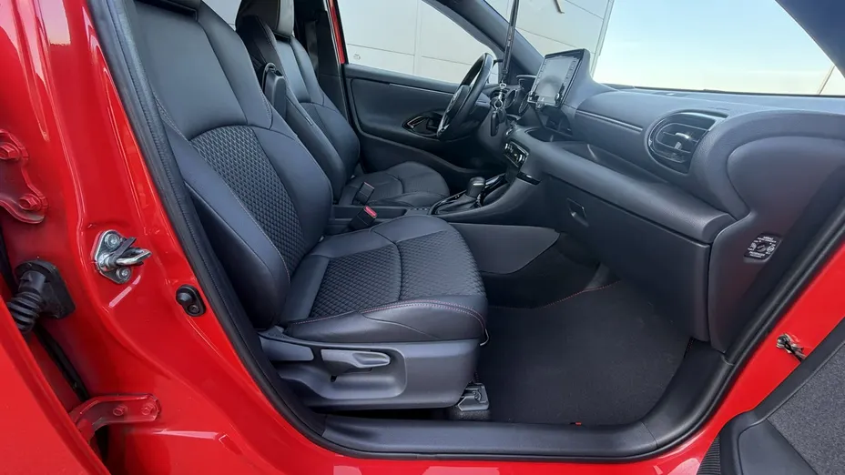 TOYOTA Yaris -