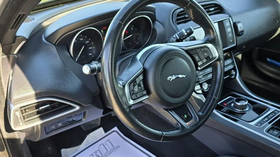 JAGUAR XE -