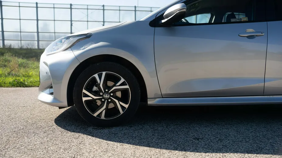 TOYOTA Yaris -