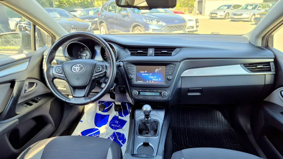 TOYOTA Avensis -