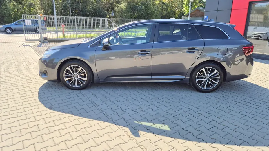 TOYOTA Avensis -