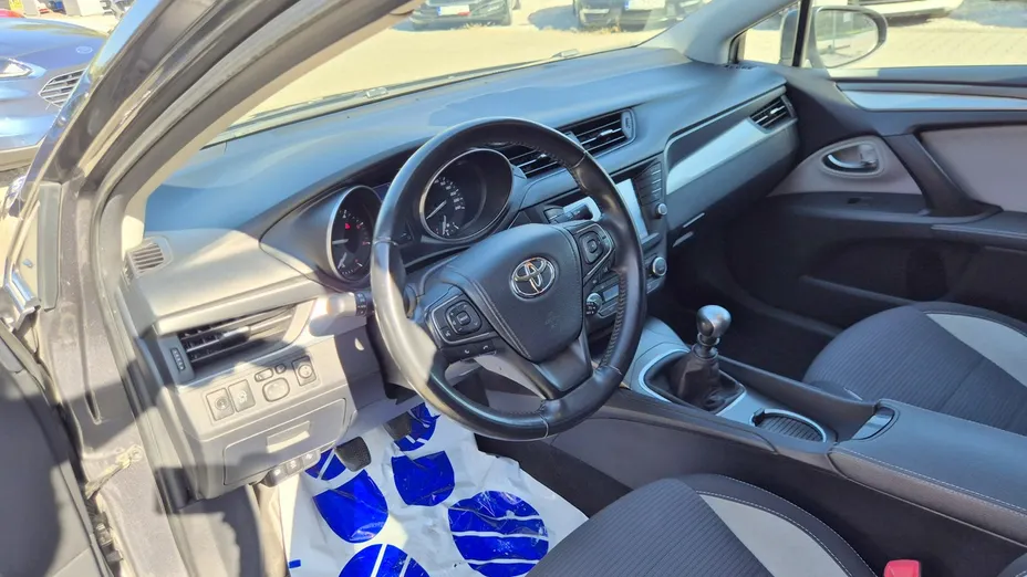 TOYOTA Avensis -