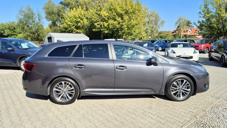 TOYOTA Avensis -