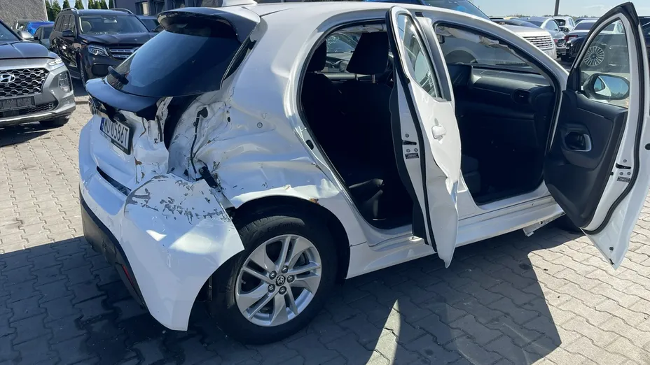TOYOTA Yaris -