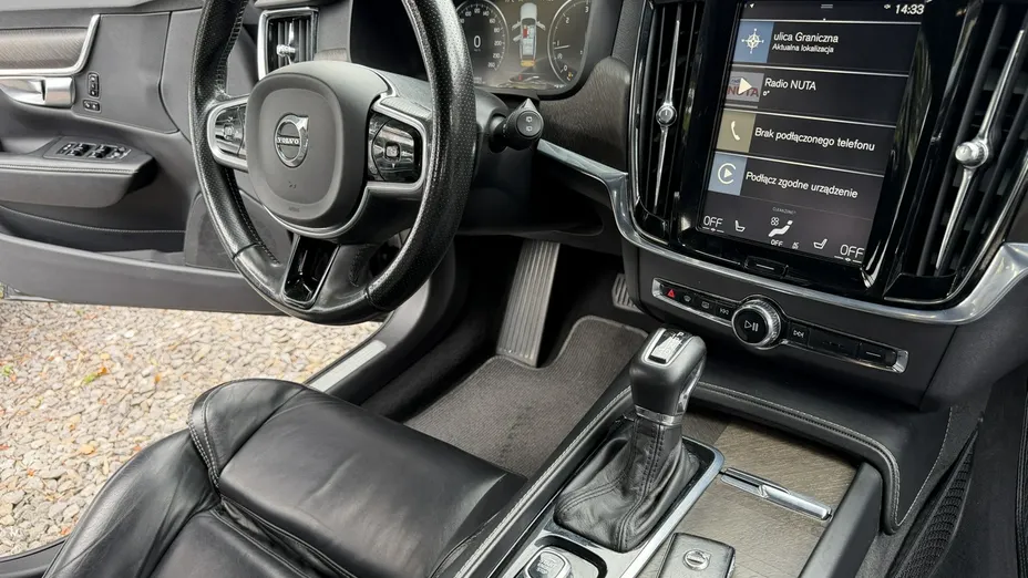 VOLVO V90 -