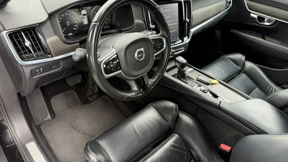 VOLVO V90 -