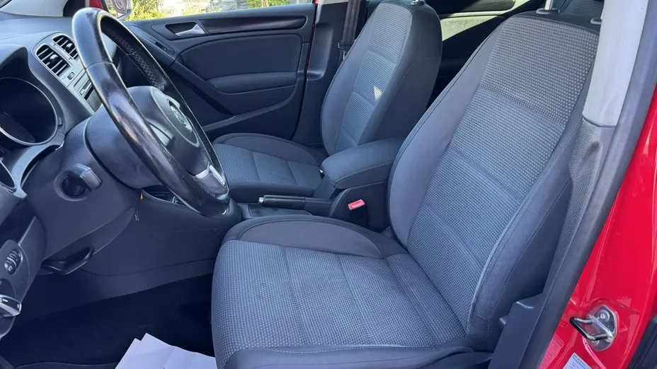 VOLKSWAGEN Golf -