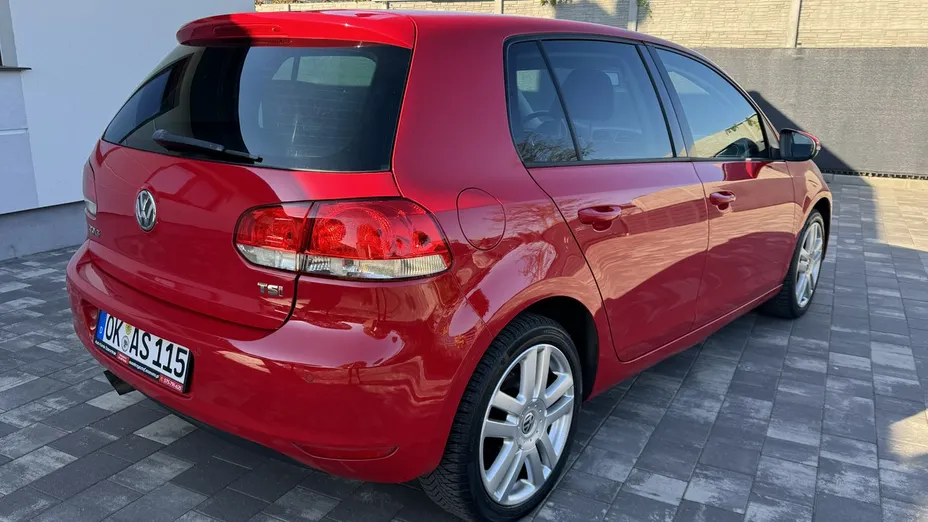 VOLKSWAGEN Golf -