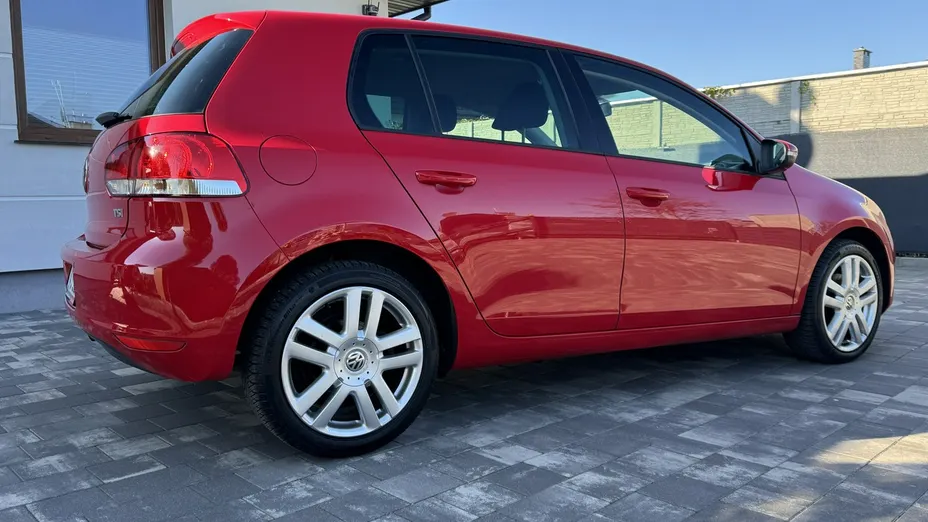 VOLKSWAGEN Golf -