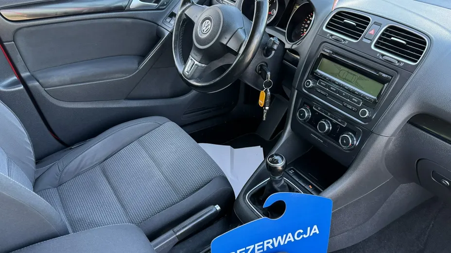 VOLKSWAGEN Golf -
