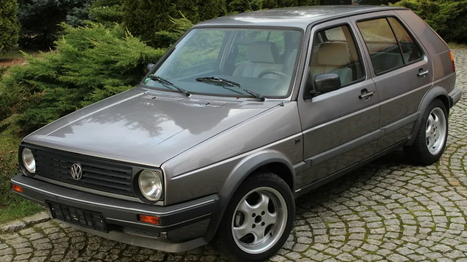 VOLKSWAGEN Golf -