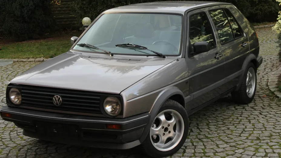 VOLKSWAGEN Golf -