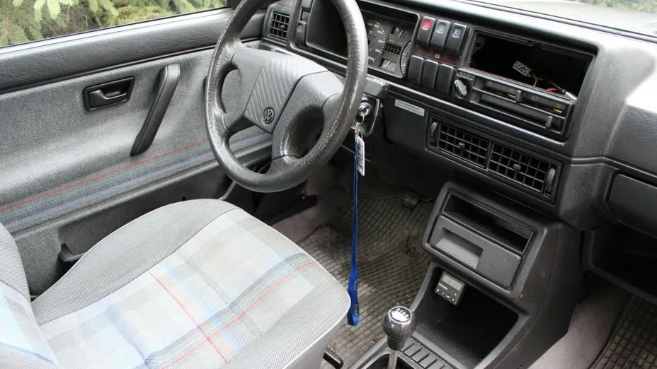 VOLKSWAGEN Golf -