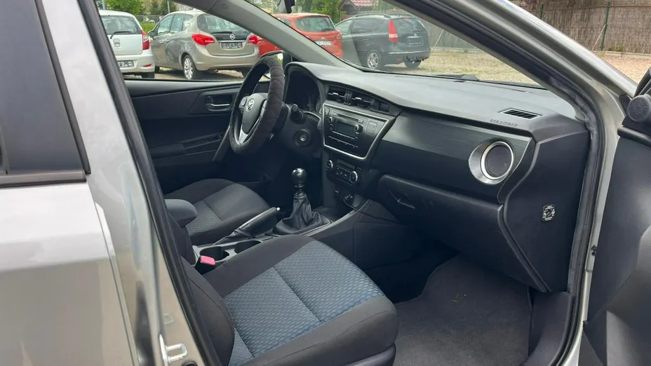TOYOTA Auris -