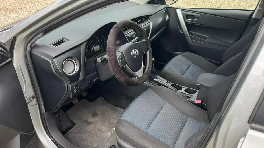 TOYOTA Auris -