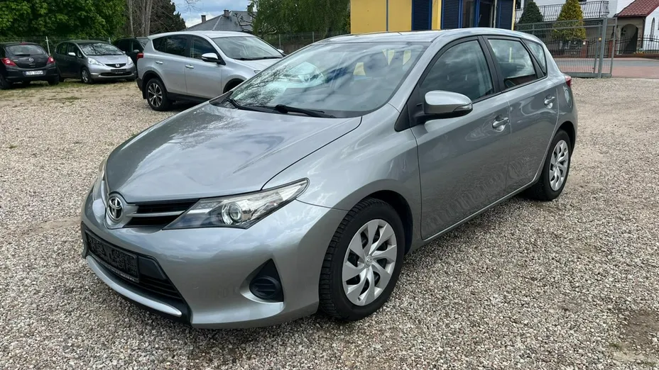 TOYOTA Auris -
