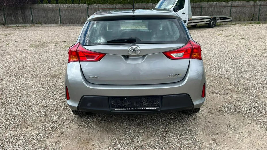 TOYOTA Auris -