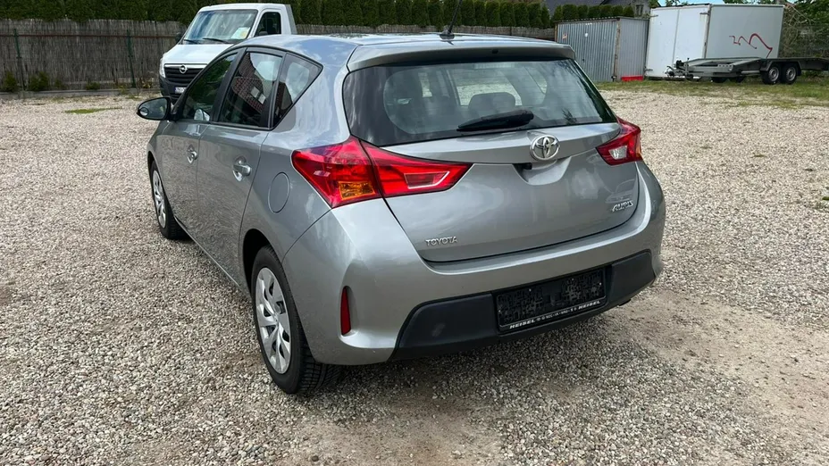 TOYOTA Auris -