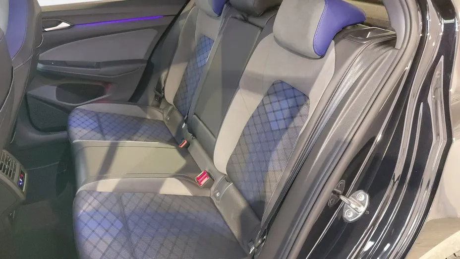 VOLKSWAGEN Golf -