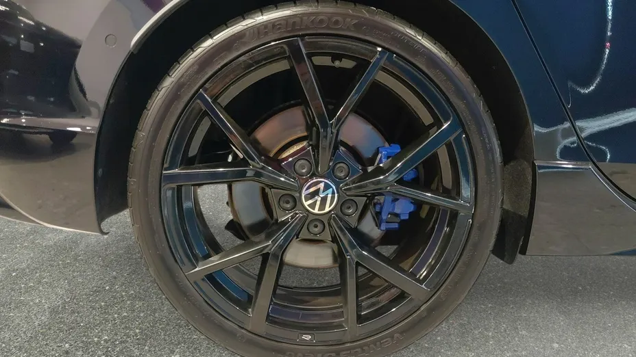 VOLKSWAGEN Golf -