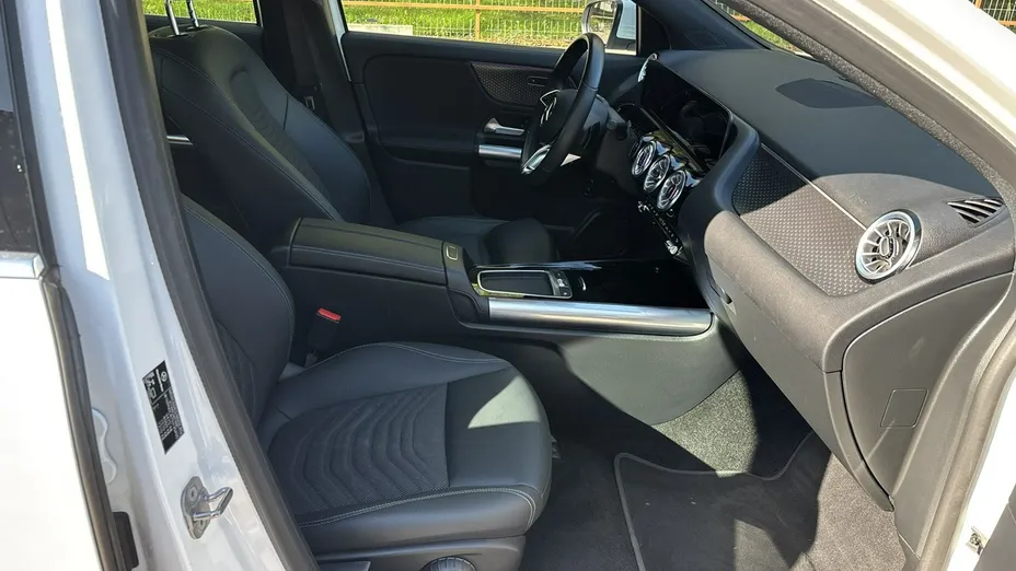 MERCEDES-BENZ EQA -
