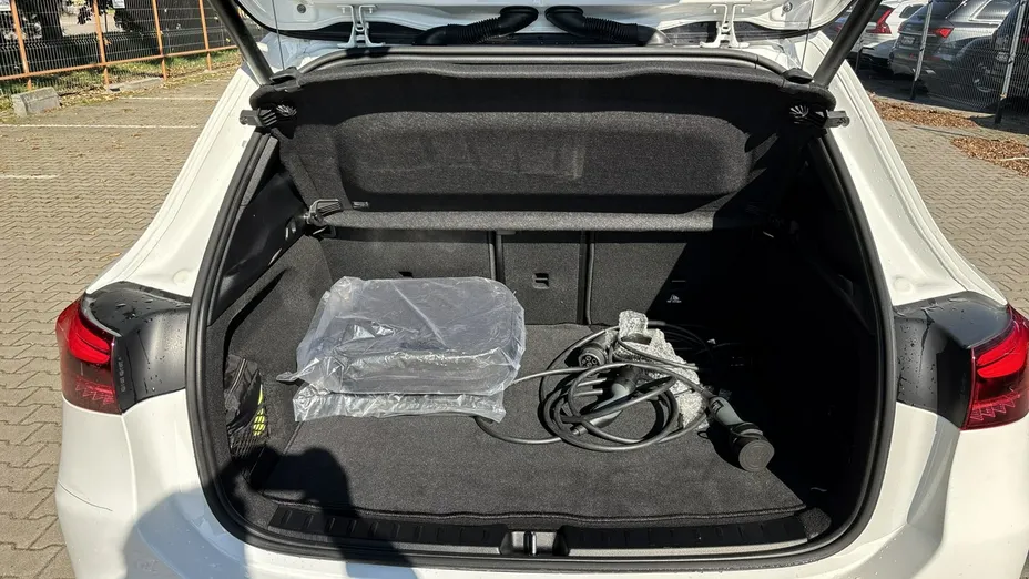 MERCEDES-BENZ EQA -