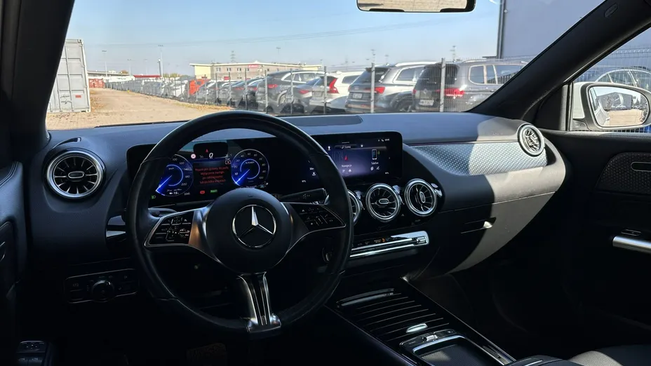 MERCEDES-BENZ EQA -
