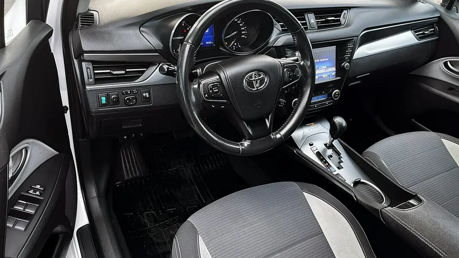 TOYOTA Avensis -