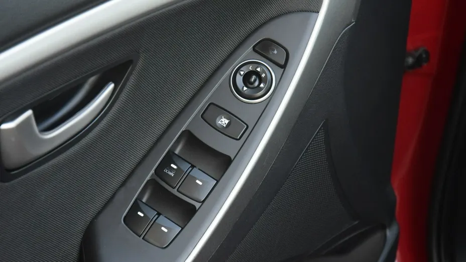 HYUNDAI i30 -