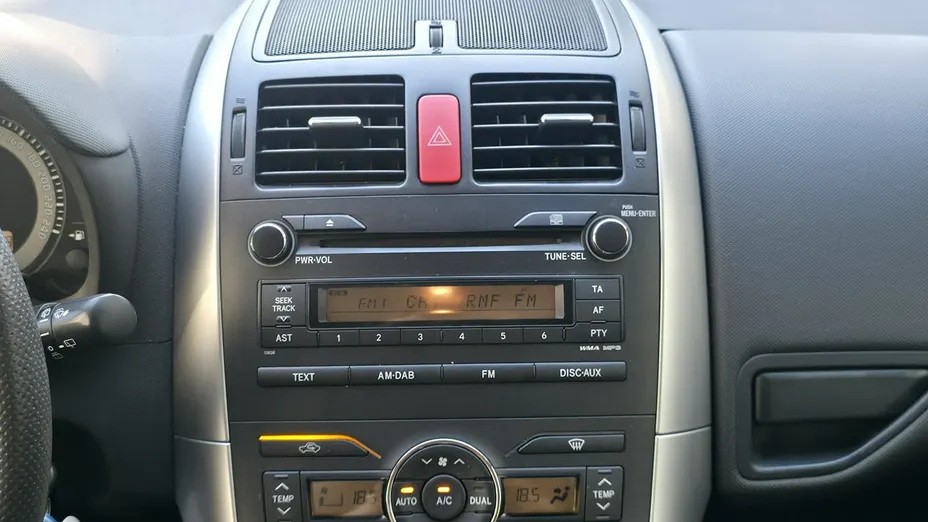 TOYOTA Auris -