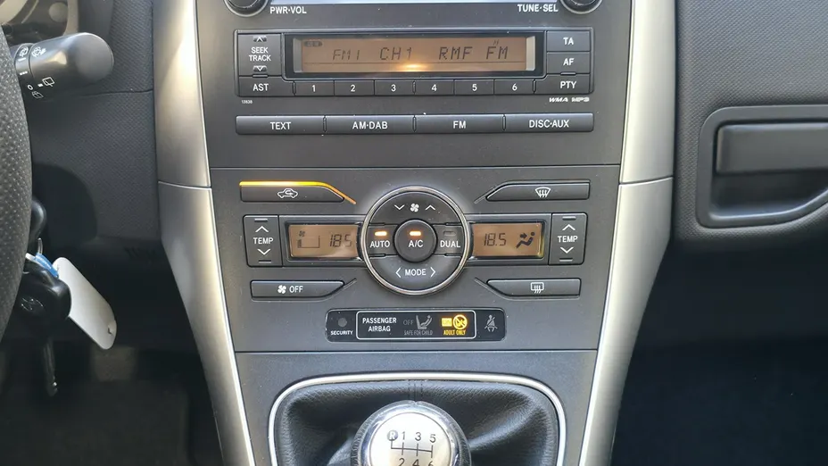 TOYOTA Auris -