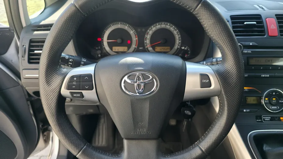 TOYOTA Auris -