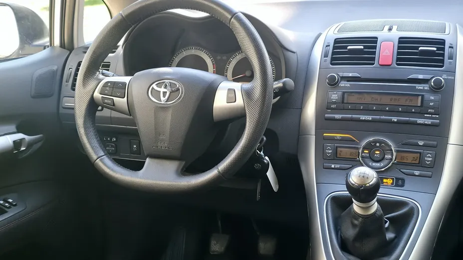 TOYOTA Auris -