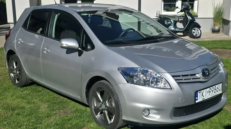 TOYOTA Auris -