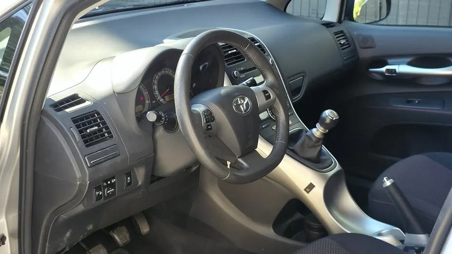 TOYOTA Auris -