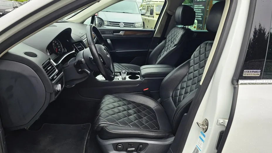VOLKSWAGEN Touareg -