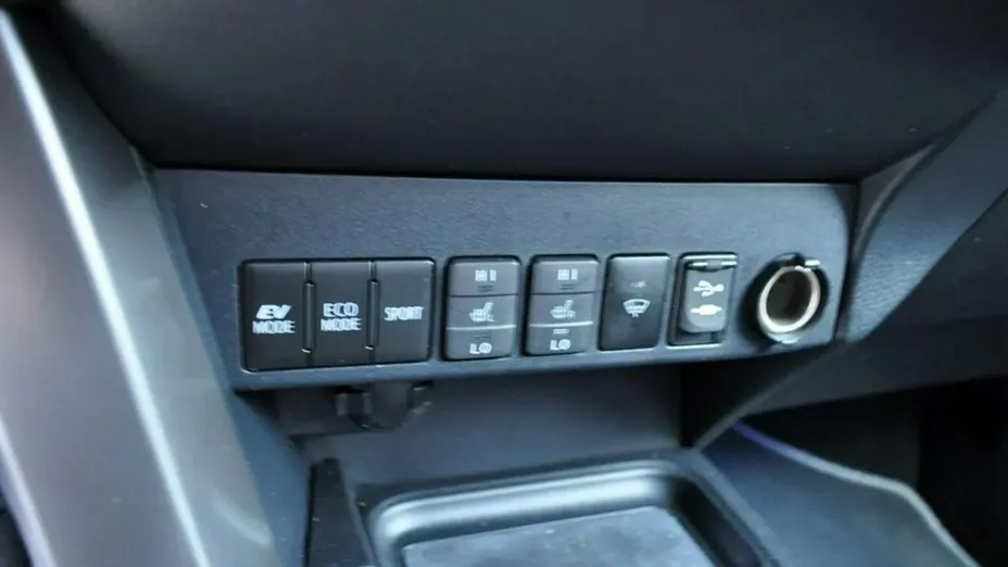 TOYOTA RAV4 -
