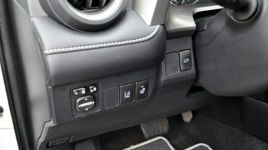 TOYOTA RAV4 -