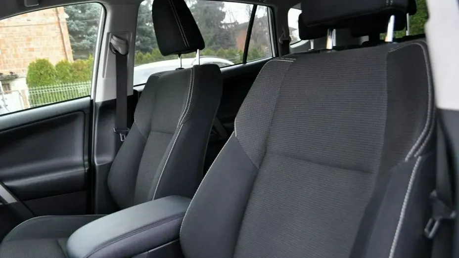 TOYOTA RAV4 -