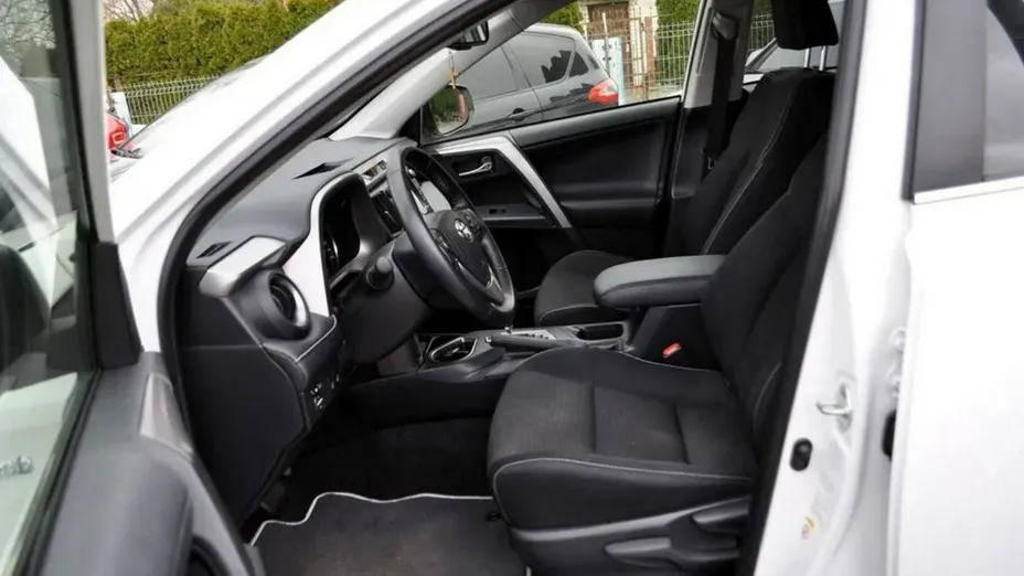 TOYOTA RAV4 -