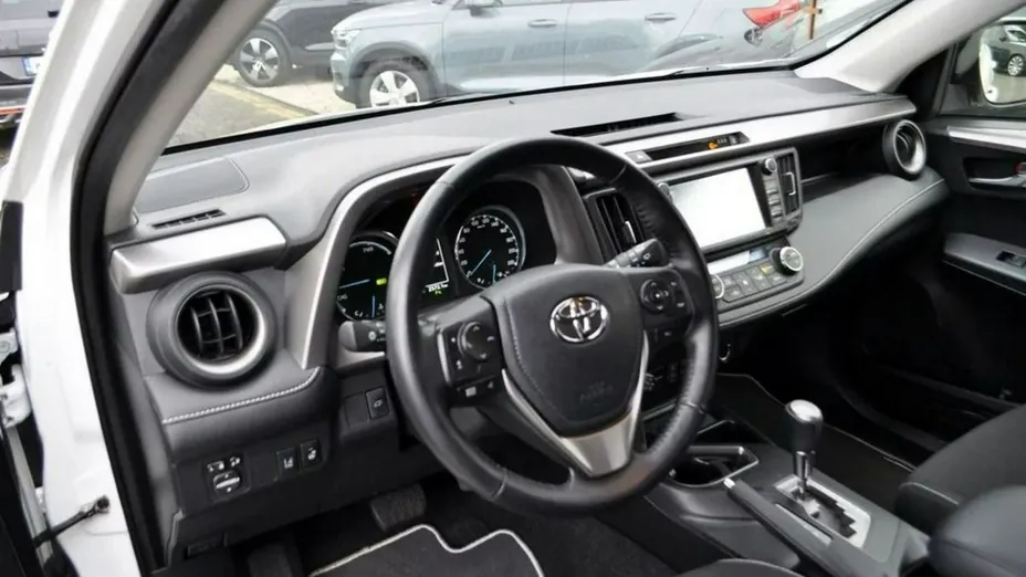 TOYOTA RAV4 -