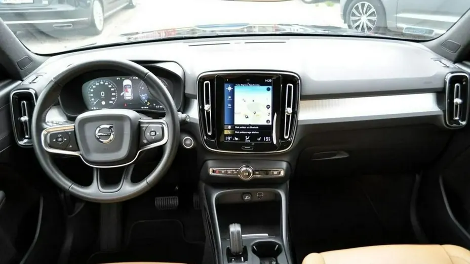 VOLVO XC40 -