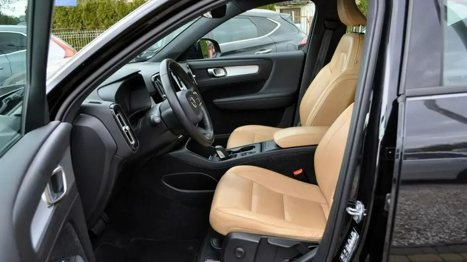 VOLVO XC40 -