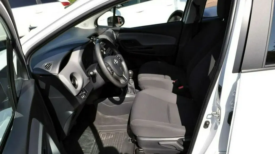TOYOTA Yaris -