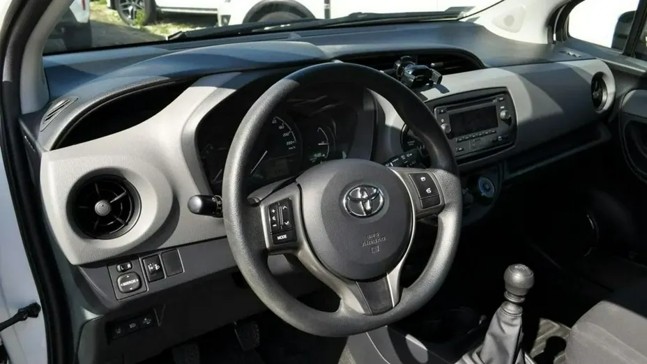 TOYOTA Yaris -