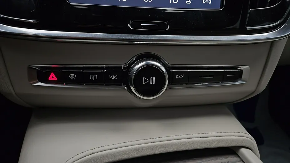 VOLVO S90 -