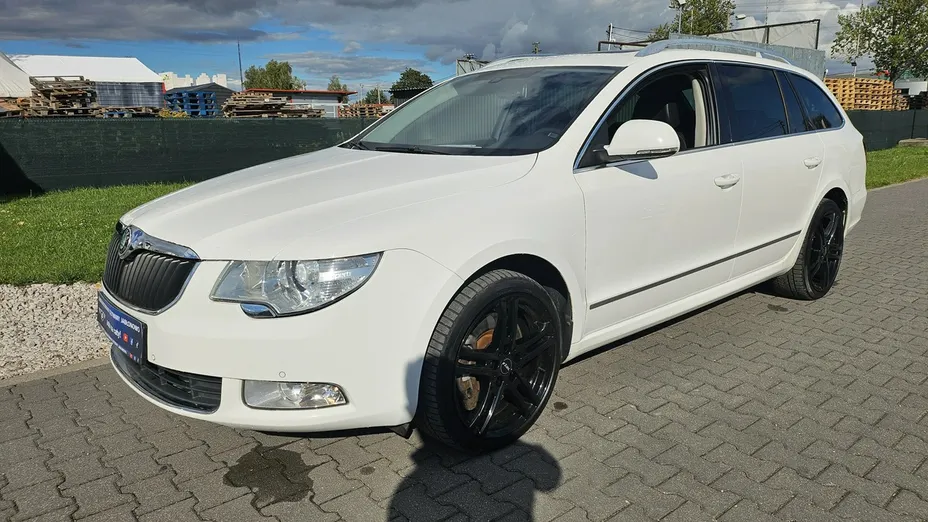 SKODA Superb -
